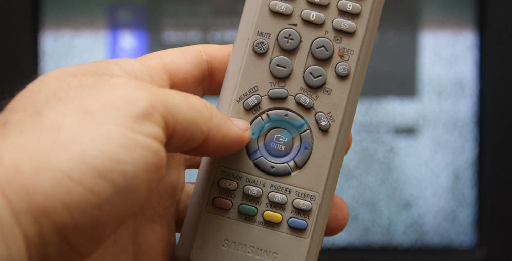 Автоматическая настройка каналов на телевизоре осуществляется с помощью пульта дистанционного управления