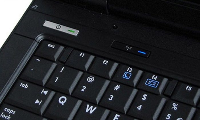 Для выключения беспроводного сетевого адаптера на ноутбуках нажимаем комбинацию клавиш «Fn+F12»