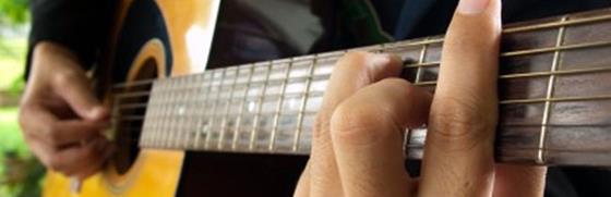 Эта статья поможет вам легко настраивать шестиструнную акустическую гитару на слух, а также с помощью цифрового тюнера или камертона