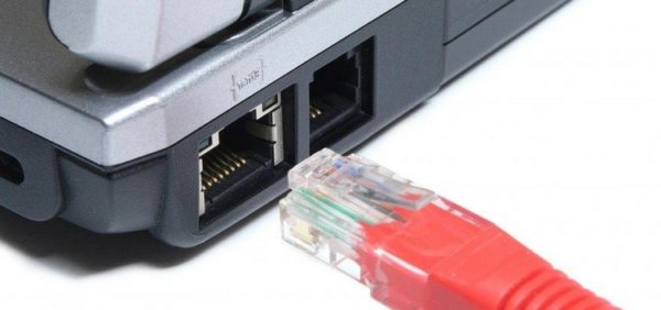 Подключите разъем RJ-45 к порту LAN сетевой карты.