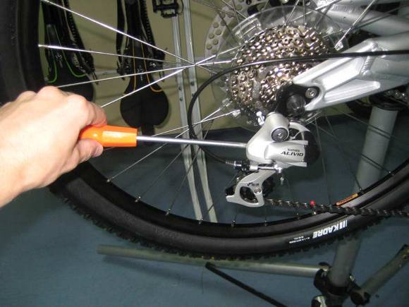 Задний переключатель скоростей велосипеда имеет более сложную конструкцию по сравнению с передним переключением
