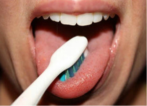 Очищайте язык в домашних условиях с помощью зубной щетки