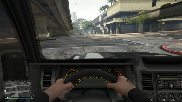 GTA 5 में डिफॉल्ट कॉन्फ़िगरेशन पहले व्यक्ति से एक निरंतर दृश्य है