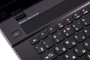 Кнопка, с помощью которой подключается адаптер WLAN на Acer