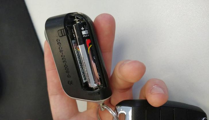 Ersetzen Sie die Batterie des Schlüsselbunds <span>, um einige Schlussfolgerungen zusammenzufassen. Automobilalarme von Tomahawk verfügen über eine breite Funktionalität und Praktikabilität.» width=»728″ height=»420″/></p><p>Для устранения проблем с программным компонентом пульта дистанционного управления требуется его перепрошивка. В этом случае следует обратиться к специалистам.</p><p>При замене батареи в коммуникаторе рекомендуется проверить ее состояние. Для этого снимите заднюю крышку и извлеките аккумулятор. Затем ослабьте винты в задней части под пленкой и отделите вертикальные части корпуса.</p><p>Затем зарядите коммуникатор и визуально проверьте его на наличие повреждений. Используйте сухие салфетки для очистки от пыли и грязи.</p><blockquote><p>Сильные загрязнения можно аккуратно очистить ватным тампоном со спиртом.</p></blockquote><p>Мультиметр используется для диагностики цепей. Пассивные элементы заменяются методом рептилий. Вышедший из строя конденсатор определяется по вздутой форме.</p><p>После проверки и замены всех элементов производится сборка устройства (действуйте в обратном порядке). В конце работы проводится проверка настройки Starline А93.</p><h2>Как правильно установить время на брелоке сигнализации Старлайн</h2><p><img decoding=