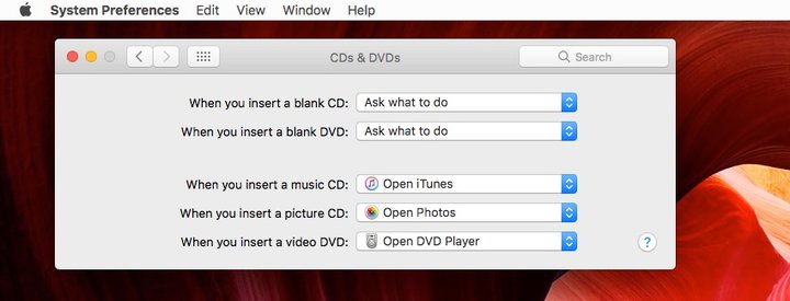 Замена действия для вставки компакт-диска или DVD-диска